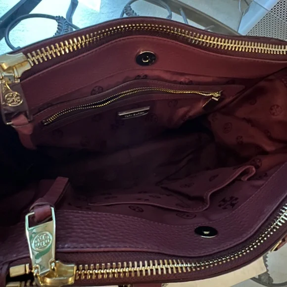 Tory Burch Robinson Pebbled Leather Tote (Satchel) - Picture 4 of 6